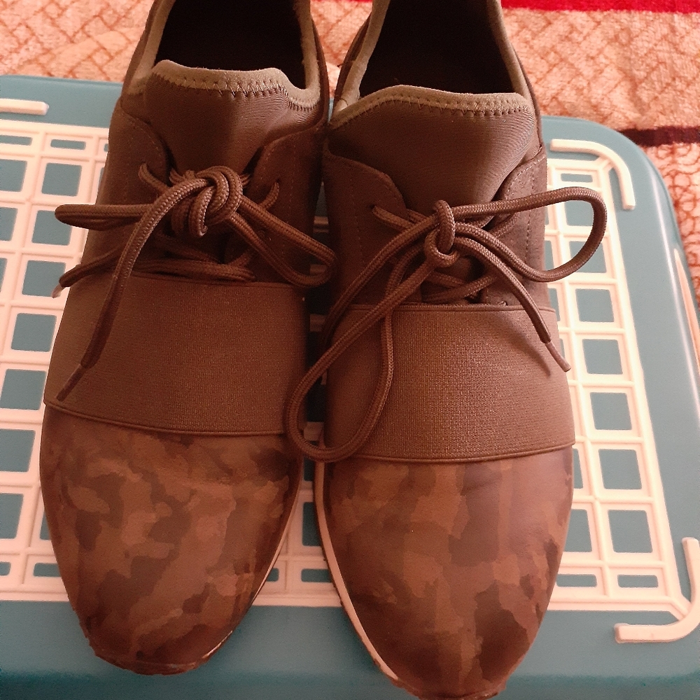🎉S-HP🎉 Shoedazzle "Callie" Mixed Camo Sneakers